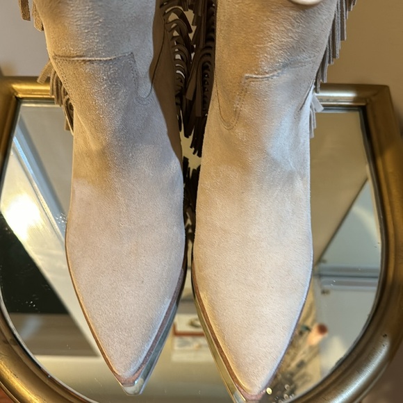 Boots - Picture 5 of 6